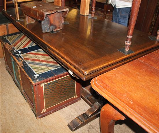 1930s oak drawleaf dining table